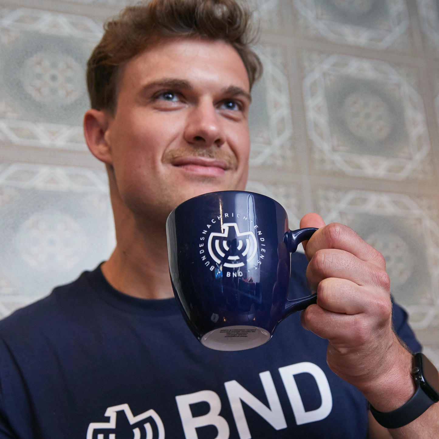 Blaue BND-Porzellantasse