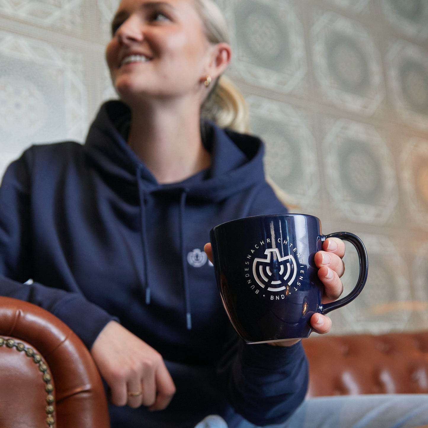 Blaue BND-Porzellantasse