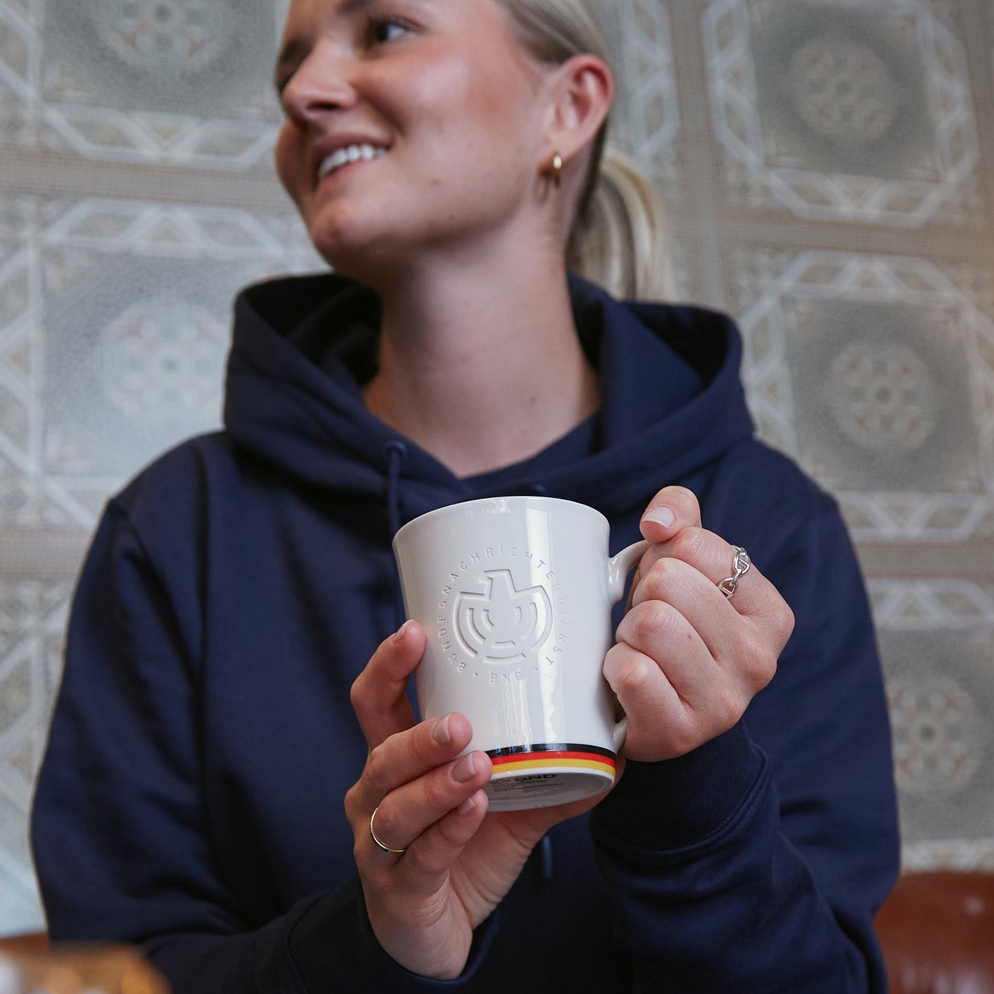 Weiße BND-Porzellantasse